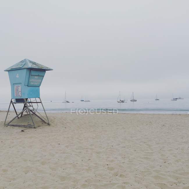 Спасательная хижина на пляже, Санта-Барбара, Калифорния, Америка, США — стоковое фото