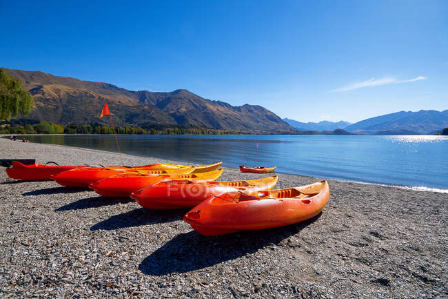 Kayaks en la playa, Lago Wanaka, Isla Sur, Nueva Zelanda - foto de stock