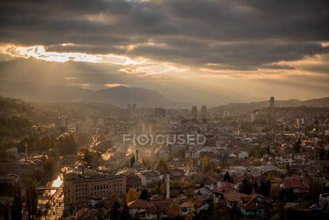 Vista aérea da paisagem urbana de Sarajevo, Bósnia e Herzegovina — Fotografia de Stock