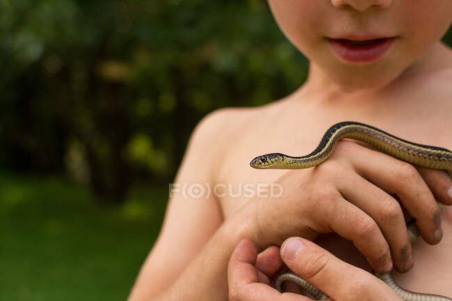 Ragazzo con un serpente in mano — Foto stock