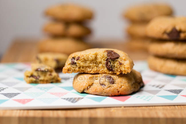 Biscuits aux pépites de chocolat sur une table avec serviettes — Photo de stock