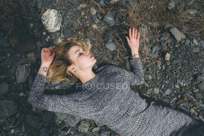 Donna sdraiata sulle rocce, Repubblica dell'Ossezia del Nord, Russia — Foto stock