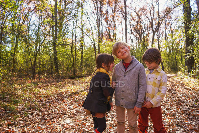Tre bambini felici che giocano nel bosco — Foto stock
