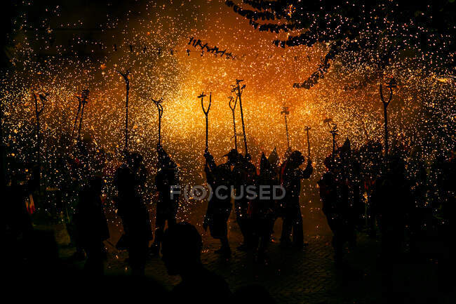 Gruppe von Menschen am Correfoc-Feuer, Katalonien, Spanien — Stockfoto