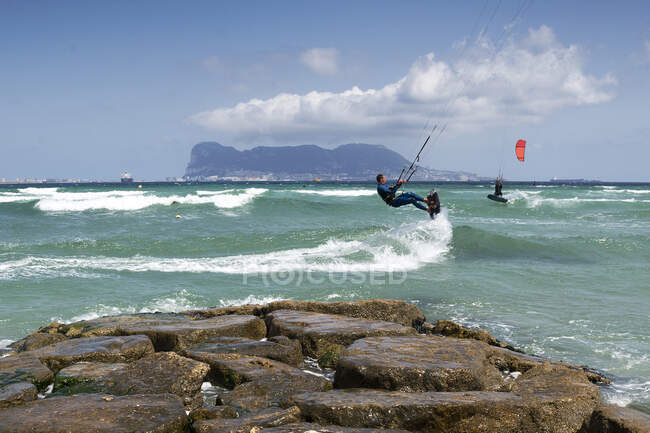 Kite surfer mid air, Palmones Cádiz, Andalucía, España - foto de stock
