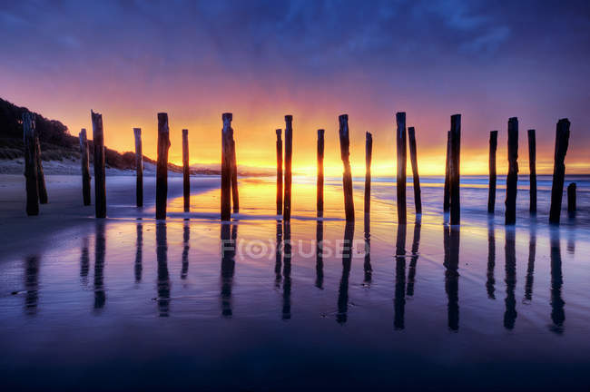 Sonnenaufgang über alten Steganlagen, Sandstrand, Dünen, Südinsel, Neuseeland — Stockfoto