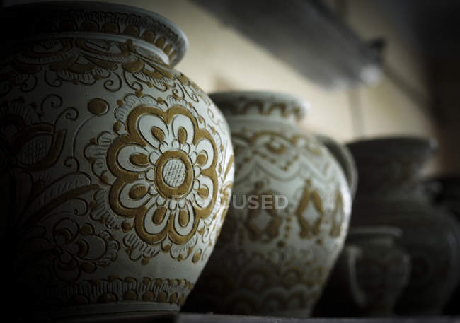 Недавно сделанные глиняные горшки высохли в керамической мастерской — стоковое фото