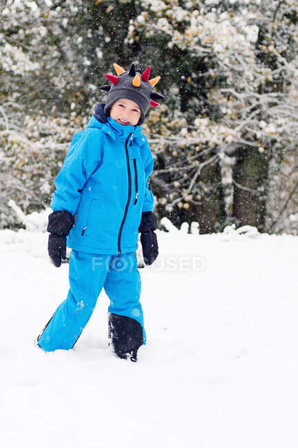 Garçon marchant dans la neige — Photo de stock