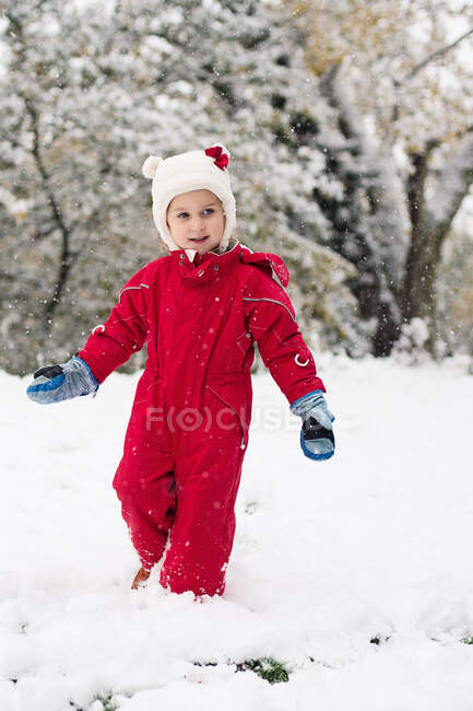 Fille jouer dans la neige — Photo de stock