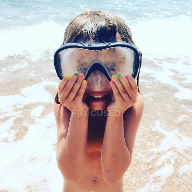 Fille sur la plage portant masque tuba — Photo de stock