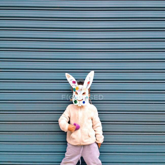 Menina usando uma máscara de coelho — Fotografia de Stock