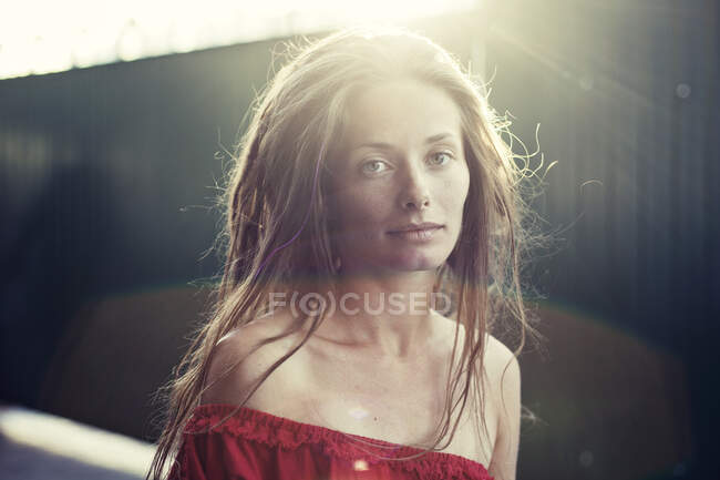 Портрет жінки на сонячному світлі — стокове фото