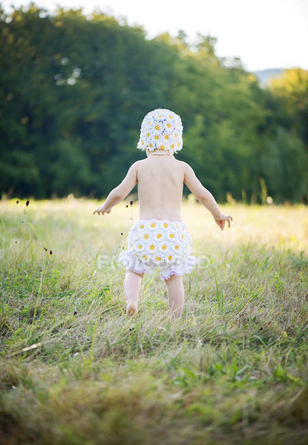 Bambino ragazza in maglia cappello e pantaloncini camminando all'aperto — Foto stock