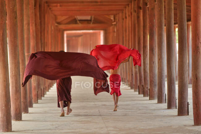 Deux moines novices marchant à travers l'ancien temple, Bagan, Myanmar — Photo de stock