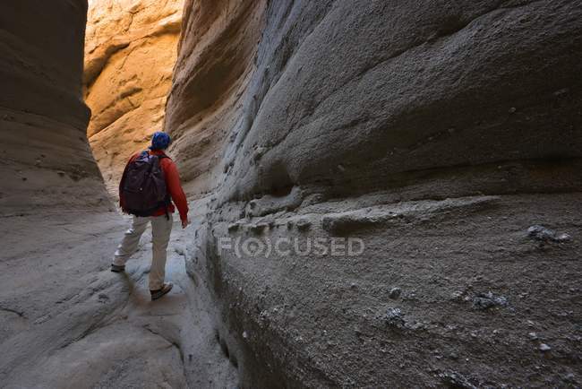 Hombre caminando a través de Palm Slot Canyon, Parque Estatal del Desierto de Anza-Borrego, California, Estados Unidos - foto de stock