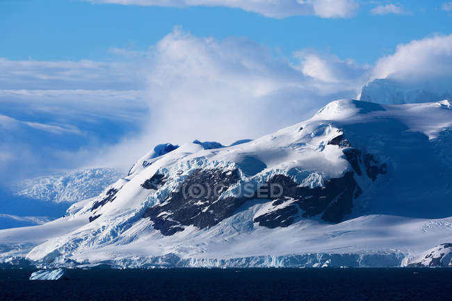 Scenic view of Coastal Mountain Range, Danco Coast, Antarctic Peninsula, Antarctica — Stock Photo