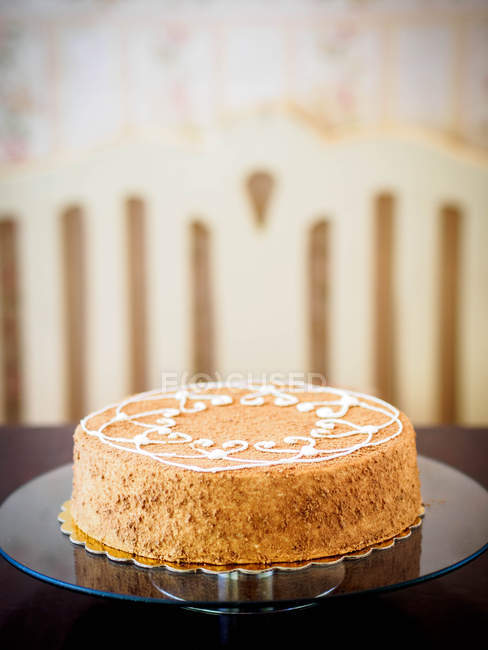 Torta al cioccolato su uno stand di torta, vista da vicino — Foto stock