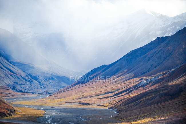Paisaje de montaña y valle, Parque Nacional Denali, Alaska, América, Estados Unidos - foto de stock
