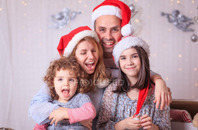 Портрет родини в різдвяних капелюхах Санта — стокове фото