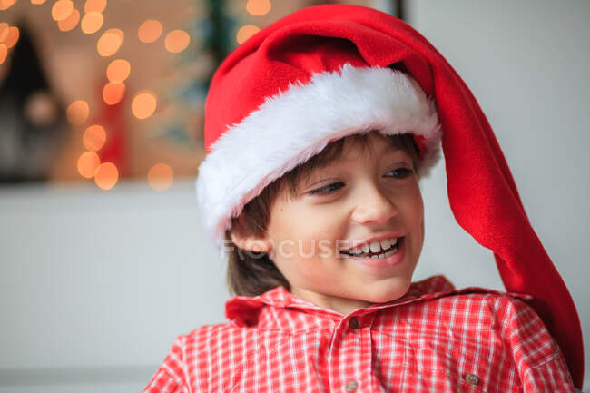 Ritratto di un ragazzo che indossa un cappello da Babbo Natale — Foto stock