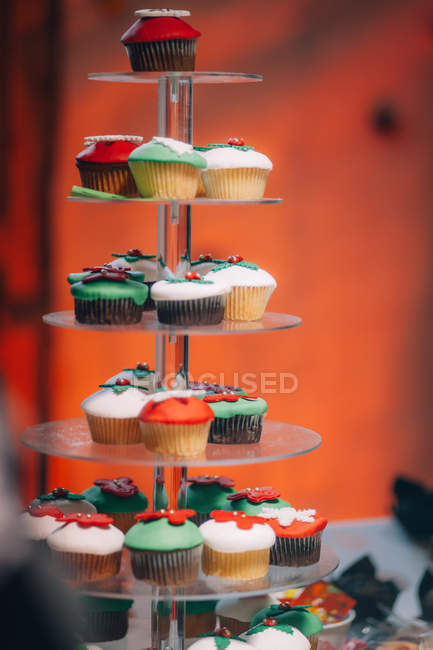 Cake stand with Christmas cupcakes in cafe — Stock Photo