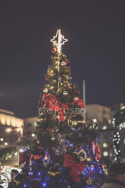 Decoración del árbol de Navidad en la calle por la noche - foto de stock