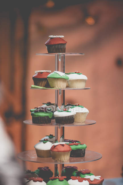Cake stand with Christmas cupcakes in cafe — Stock Photo