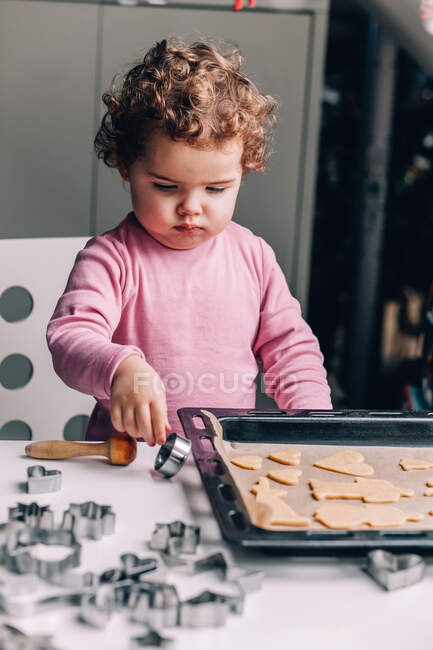 Дівчина робить різдвяне печиво — стокове фото