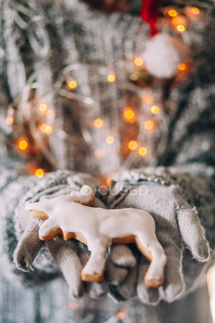 Abgeschnittenes Bild von Mädchenhänden, die festliche Weihnachtsplätzchen halten — Stockfoto