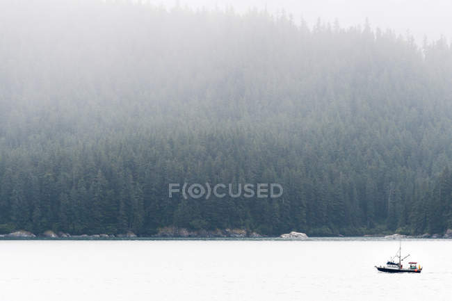 Vista panoramica della barca da pesca nella nebbia, Juneau, Alaska, America, Stati Uniti — Foto stock