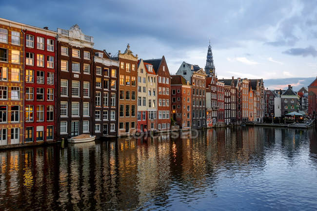 Casas de Danza en Damrak y la Torre Oudekerksplein, Amsterdam, Países Bajos. - foto de stock