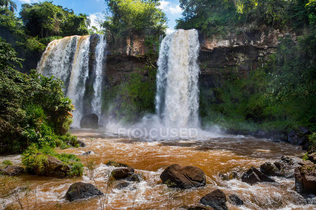 Vista panorámica de dos cataratas hermanas, Cataratas del Iguazú, Argentina - foto de stock