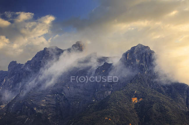 Hermosa parte del monte Kinabalu en sabah, Malasia . - foto de stock