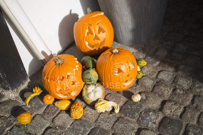 Closeup view of Halloween jack-o-lantern pumpkins — Stock Photo