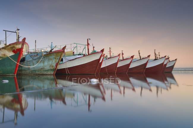 Ряд човнів пришвартованих у гавані (Балі, Індонезія). — стокове фото