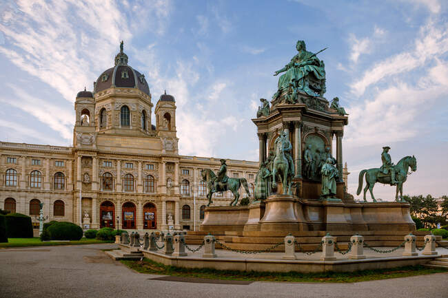Схід сонця в Мария-Терезієн-Плац з краєзнавчим музеєм природної історії і статуєю імператриці Марії Терези, Віенни, аустрії. — стокове фото
