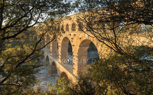 Vista panorámica del acueducto Pont Du Gard sobre el río Gardon, Francia - foto de stock