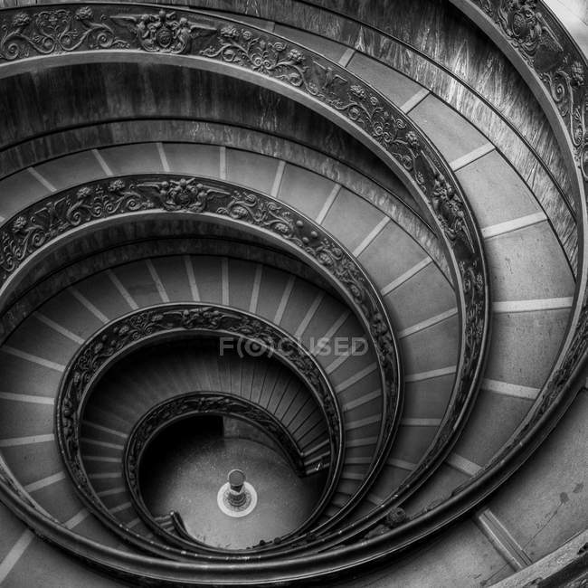 Современная лестница Браманте, штат Ватикан, Италия — стоковое фото