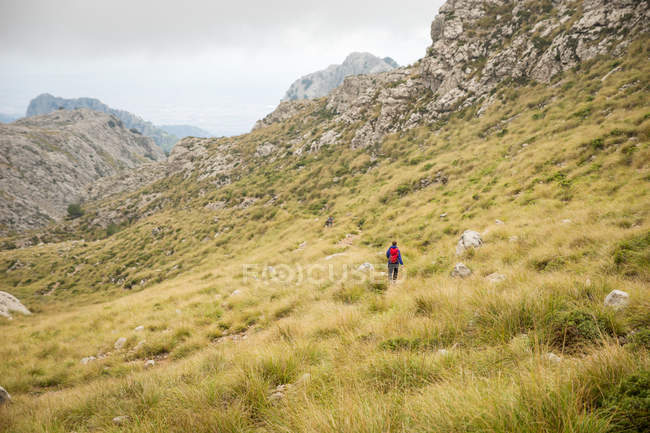 Женщина в походе в горах, Майорка, Испания — стоковое фото