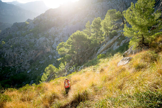 Uma jovem mulher caminhando no sertão da ilha espanhola de Maiorca. — Fotografia de Stock