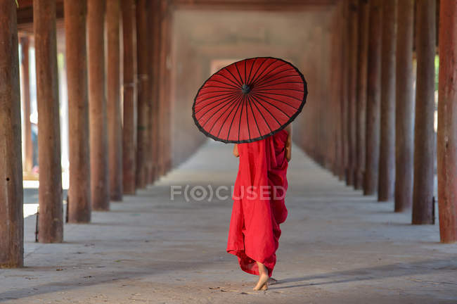 Монах, идущий через храм, Баган, Мьянма — стоковое фото