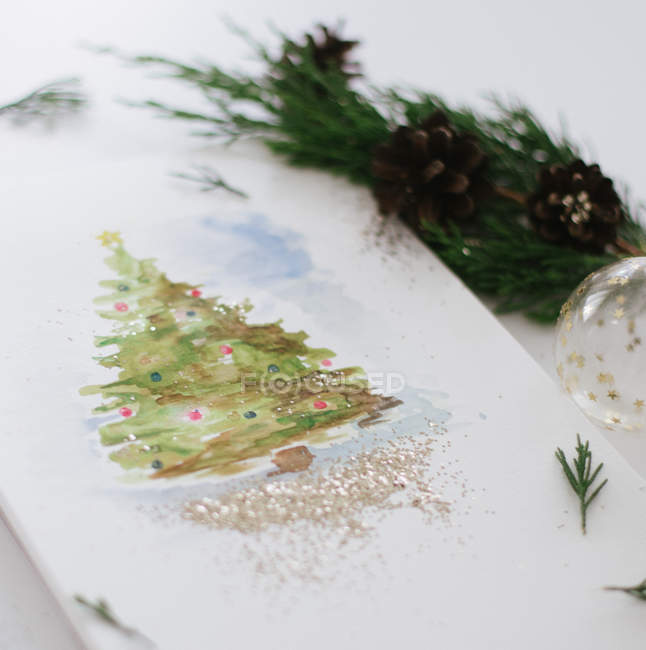 Вид крупным планом акварельного рисунка новогодней елки — стоковое фото