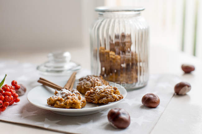 Овсянка и тыквенное печенье на кухонном столе — стоковое фото
