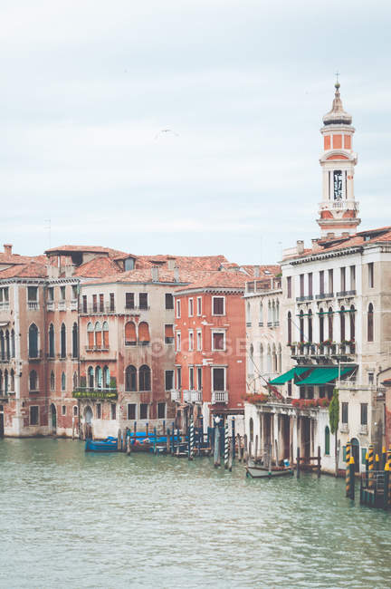Gebäude entlang des Canal Grande, Venedig, Italien — Stockfoto