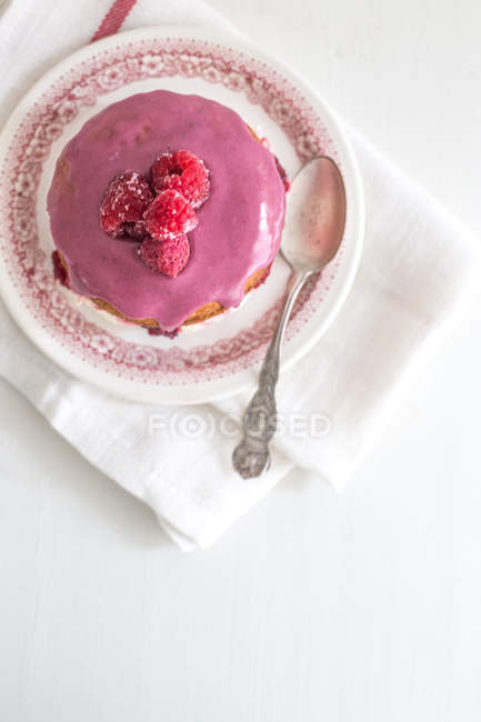 Сверху вид розового малинового кекса со льдом на тарелке — стоковое фото
