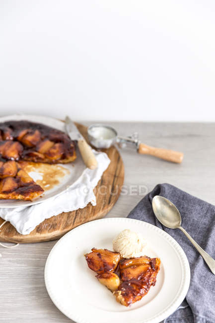 Apfelkuchen Tatin und Vanilleeis — Stockfoto