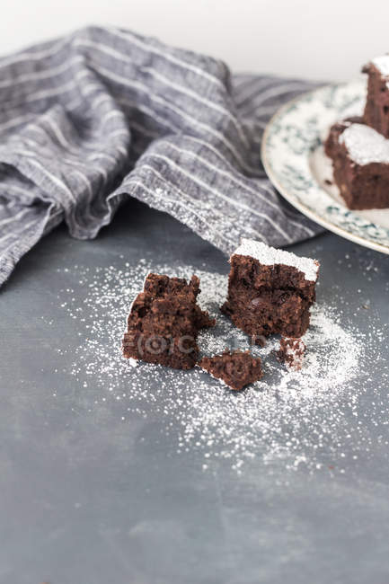 Bolo de esponja de chocolate sobre mesa com toalha — Fotografia de Stock