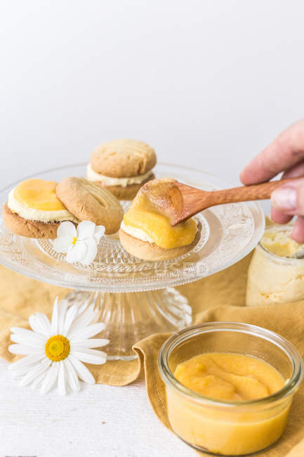 Frau montiert Zitronen-Schmelzmoment-Kekse — Stockfoto