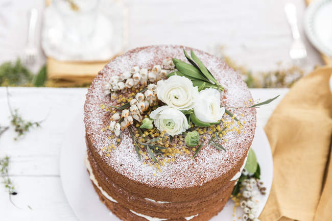 Gâteau éponge victoria triple couche sur une table — Photo de stock