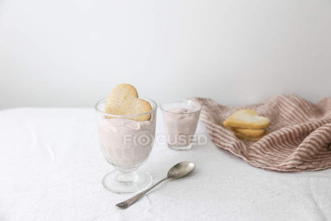 Песочное печенье в форме сердца с клубничным муссом — стоковое фото